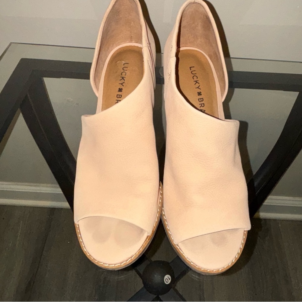 Lucky Brand Taupe Jaxy Cutout Wedge Size 6.5